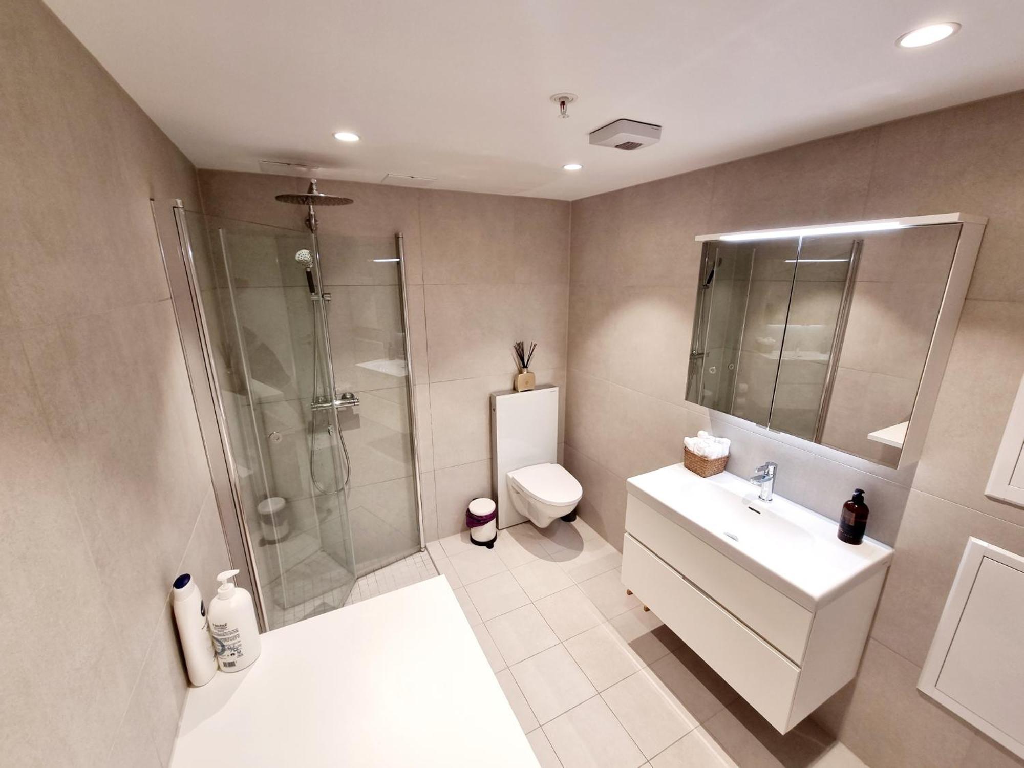 Private In Shared Modern - Hideaway *